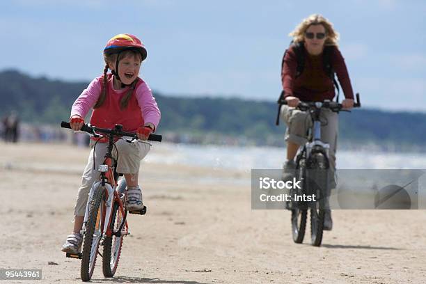 Madre E Hija Riding A Lo Largo De La Playa Foto de stock y más banco de imágenes de Bicicleta - Bicicleta, Familia, Litoral