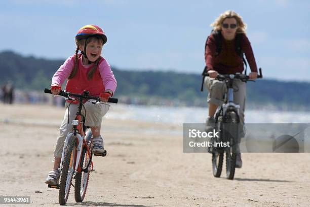 Mãe E Filha Dirigindo Ao Longo Da Praia - Fotografias de stock e mais imagens de Bicicleta - Bicicleta, Família, Litoral