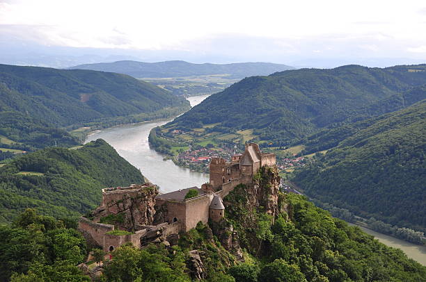 ブルク aggstein - danube river danube valley austria valley ストックフォトと画像