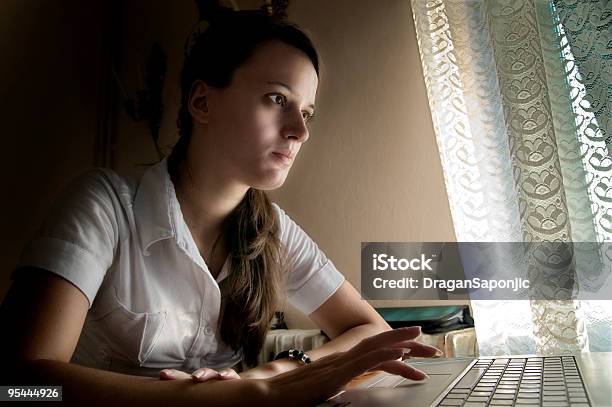 Conversa Dependência Menina - Fotografias de stock e mais imagens de Adolescente - Adolescente, Adulto, Computador