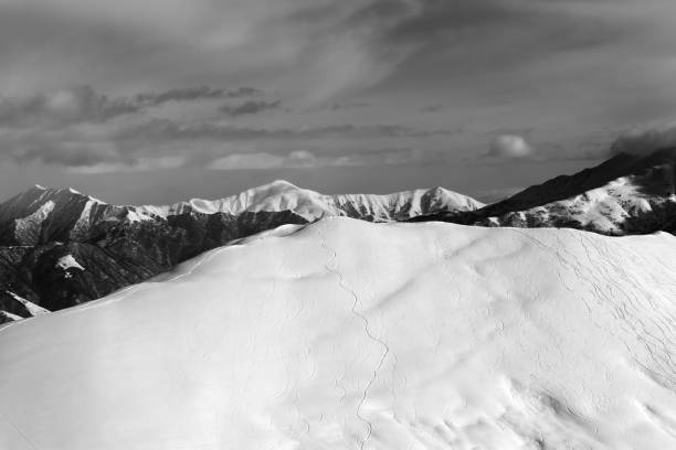 istock Black and white view on ski slope for freeride 954453324