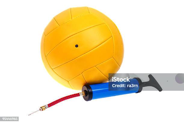 Volleyballball Und Pump Stockfoto und mehr Bilder von Volleyball - Spielball - Volleyball - Spielball, Freisteller – Neutraler Hintergrund, Gelb