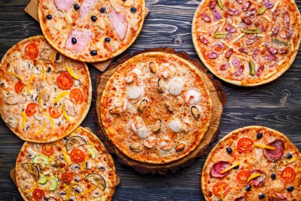 sei diversi set di pizza per il menu sul tavolo di legno. fo italiano - salami prosciutto italian culture food foto e immagini stock