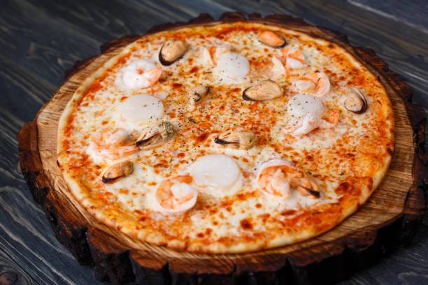 食欲をそそる魚介類を使った伝統的なイタリアのピザをクローズ アップ。foo - healthy eating italian culture traditional culture close up ストックフォトと画像