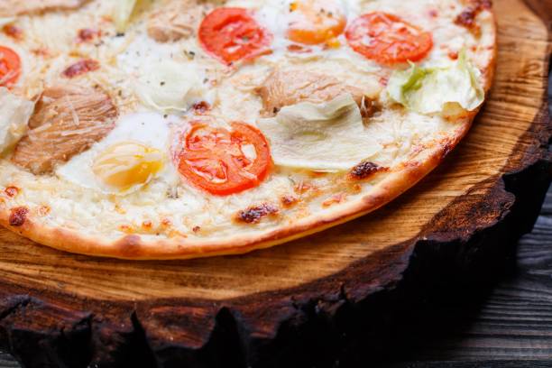 delicious caesar pizza with cherry tomatoes, grilled chicken, le - grilled chicken chicken herb thin imagens e fotografias de stock