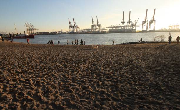 Winter walk on the Elbe beach in Övelgnne Hamburg, view from Övelgönne over the Elbe övelgönne stock pictures, royalty-free photos & images