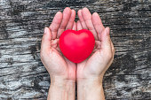 frauen-herz-gesundheitswesen-medizinisches-konzept-mit-gesunden-roten-herz-auf-alternde-hand.jpg?b=1&s=170x170&k=20&c=-k3dghyKZeoB5JhdTWK2BvBNxQFqVqeKK2WTZyHphgA=