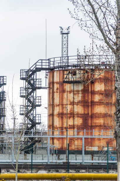 grande tanque para armazenamento de produtos de petróleo e óleo combustível - old station natural gas russia - fotografias e filmes do acervo