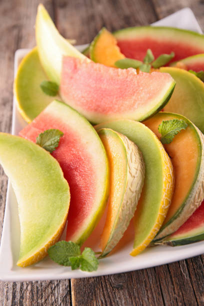 wassermelone und melone - melon watermelon cantaloupe portion stock-fotos und bilder