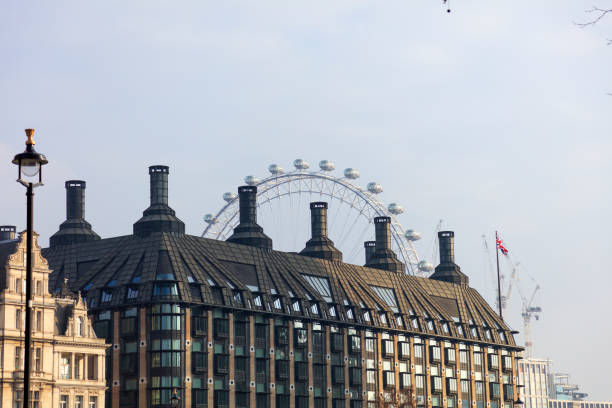 parliament square, big ben, u-bahnstation westminster, das london eye - city of westminster big ben london england whitehall street stock-fotos und bilder