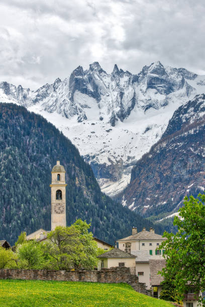 soglio. village des alpes suisses. dans la vallée de bregaglia, canton des grisons - graubunden canton mountain travel valley photos et images de collection