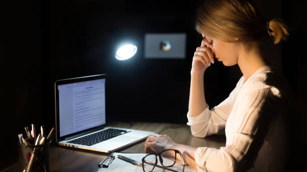 istock Business woman headache overtime working at night 954538572