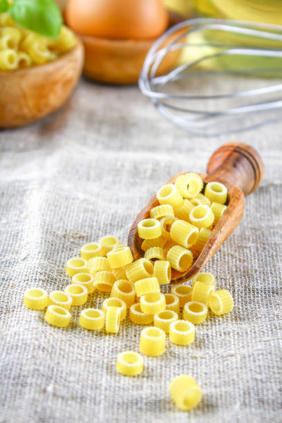 ditalini macarrones. anillos de pasta. tubettini y dedales. anellini. - plastic ring fotografías e imágenes de stock