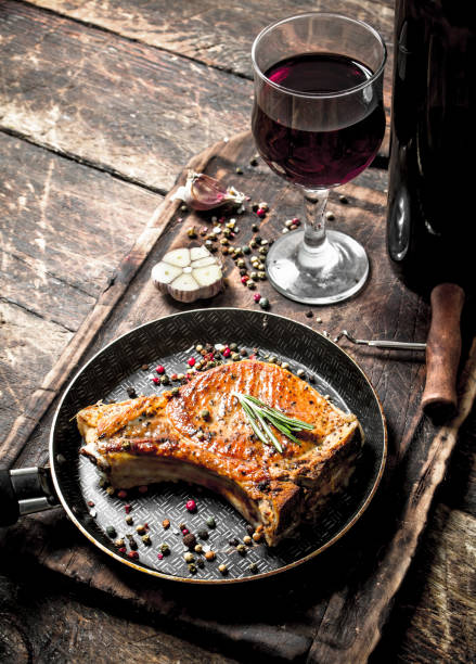 grillowany stek wieprzowy z czerwonym winem. - pork chop fine dining wine zdjęcia i obrazy z banku zdjęć
