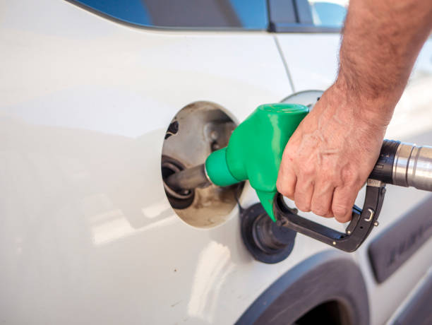 close up man hand filling the white car with fuel - gas station gasoline refueling fuel pump imagens e fotografias de stock
