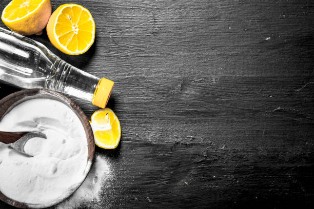 baking soda in a bowl with vinegar and lemon slices. - 6206 imagens e fotografias de stock