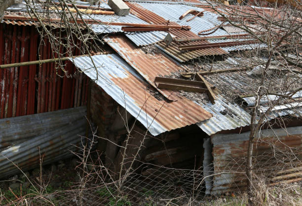 istock house with a dangerous roof 954544928