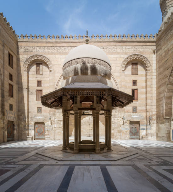 fontana di abluzione che media il cortile della moschea al-sultan al-zahir barquq, il cairo, egitto - courtyard arch arabic style cairo foto e immagini stock