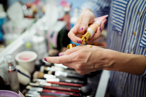 gros plan des mains d’artiste maquilleur - make up makeup artist make up brush applying photos et images de collection