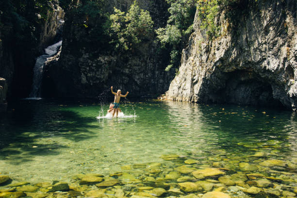 父と息子の山の湖で楽しんで - samothraki ストックフォトと画像