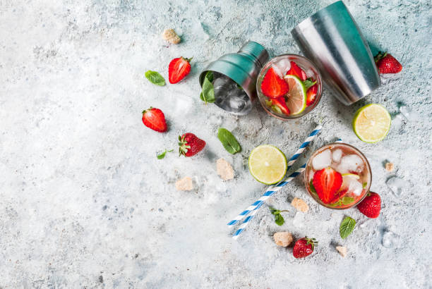 istock Strawberry mojito cocktail 954577628