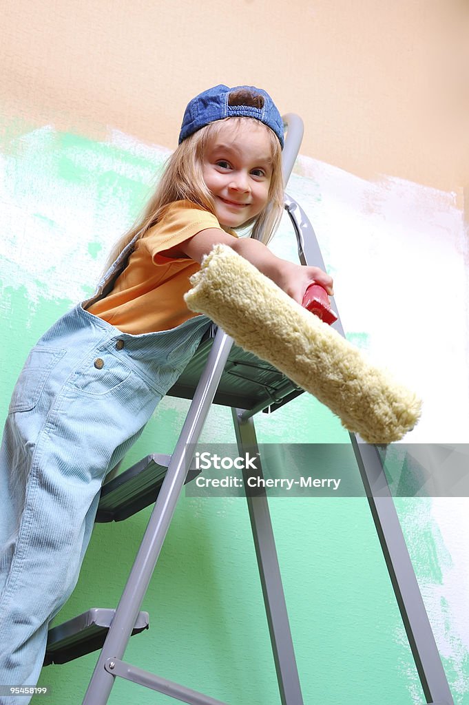 Строительство ребенка - Стоковые фото Переносная лестница роялти-фри