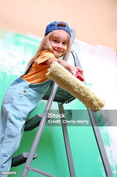 Строительство Ребенка — стоковые фотографии и другие картинки Переносная лестница - Переносная лестница, Ребёнок, Строительная отрасль