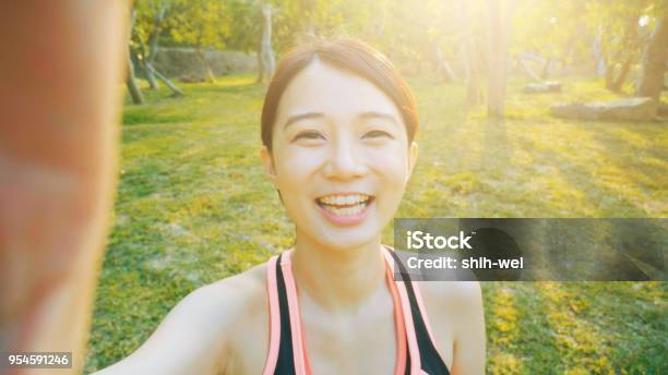 Joven Mujer Sonrisa Tomar Selfie Foto de stock y más banco de imágenes de Autofoto - Autofoto, Deporte, Fémina