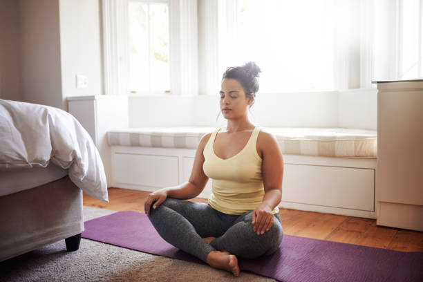 comenzando mi día con la meditación - beginning of life fotografías e imágenes de stock