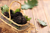 schwarze-tr%C3%BCffel-im-korb.jpg?b=1&s=