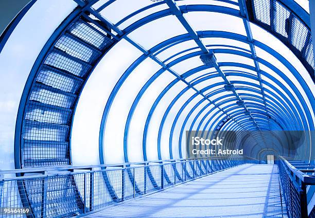 Fantástico Óculos Corredor - Fotografias de stock e mais imagens de Transparente - Transparente, Túnel, Estação