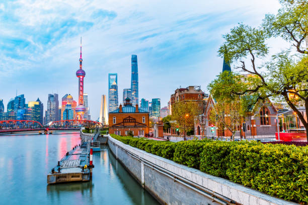 skyline di shanghai e moderni grattacieli della città di notte - bund foto e immagini stock