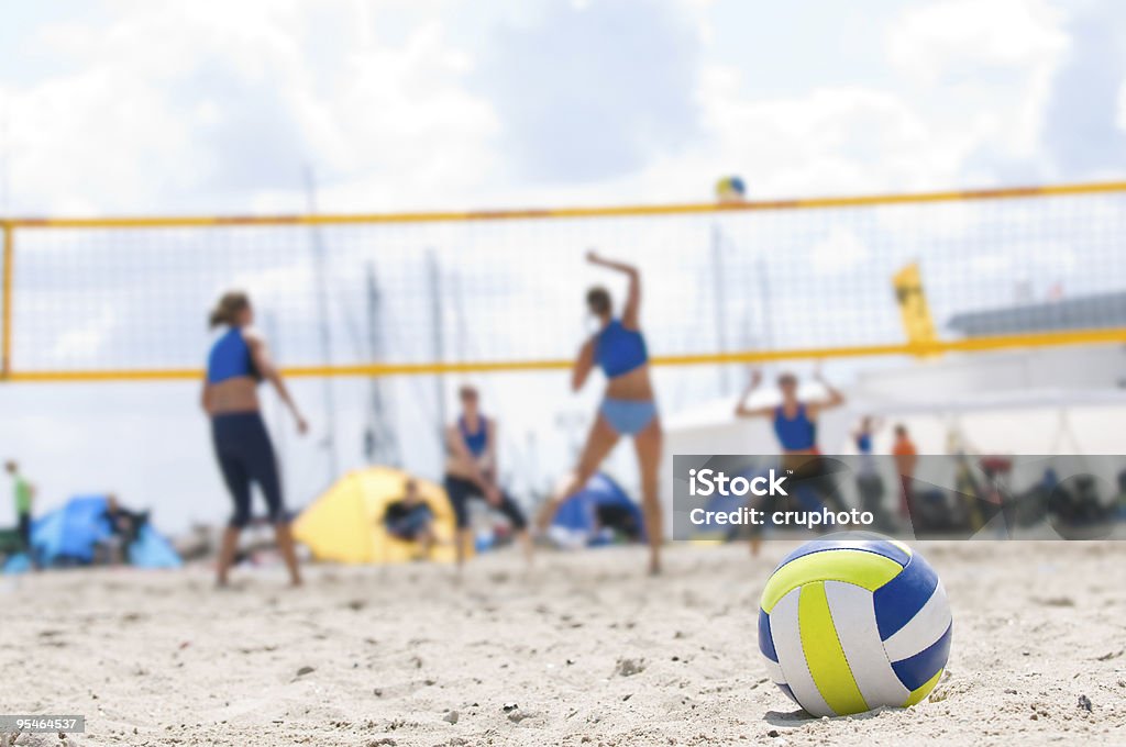 Voleibol de playa con en primer plano de bola en primer plano - Foto de stock de Pelota de vóleibol libre de derechos