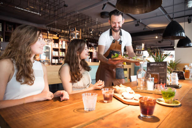 clientes de un barista en un café moderno - servir comida y bebida fotografías e imágenes de stock