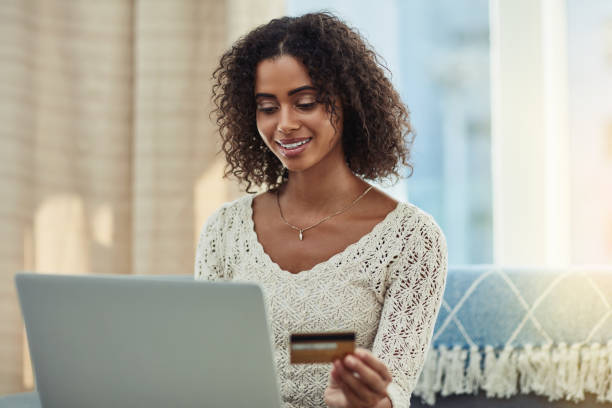 istock Making my monthly payments the easy way 954650712