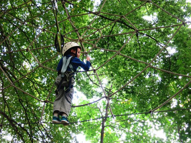 障害物アドベンチャー チームワークをクライミング ロープのコース - conquering adversity endurance adventure danger ストックフォトと画像