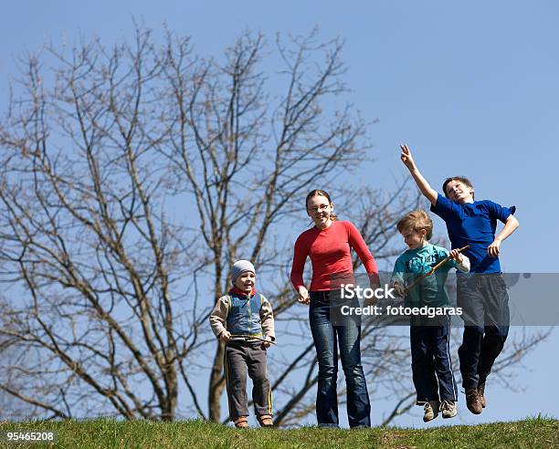 Photo libre de droit de Saut banque d'images et plus d'images libres de droit de Adulte - Adulte, Amitié, Arbre