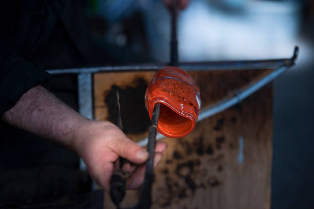 proces dmuchania szkła za pomocą narzędzi sprzętowych. - glass murano furnace blowing zdjęcia i obrazy z banku zdjęć