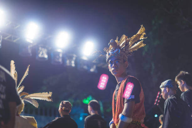 equipe de desempenho étnicas locais em kuching - iban tribe - fotografias e filmes do acervo