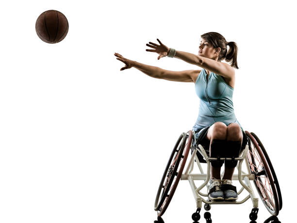 giovane handicappato basket palla giocatore donna sedia a rotelle sport iso - basket su sedia a rotelle foto e immagini stock
