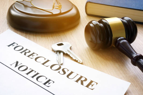 istock Foreclosure notice and keys on a court table. 954666782
