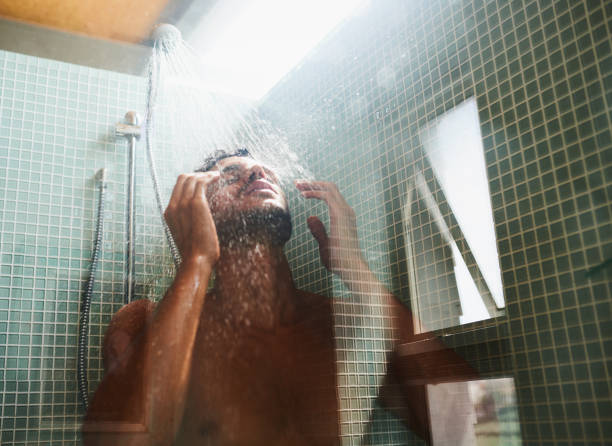 no hay nada como una ducha rejuvenecedor - macho beautiful standing beauty fotografías e imágenes de stock