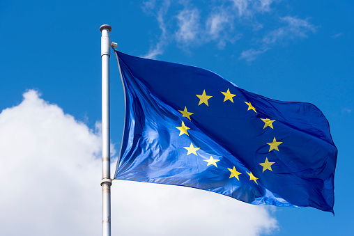 Bandera de la UE que agita contra el cielo azul photo