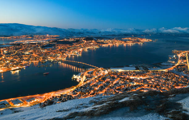 ノルウェーのトロムソの街 - norwegian sea ストックフォトと画像