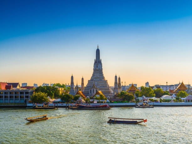 wat arun tempel der morgenröte in bangkok thailand - arun stock-fotos und bilder