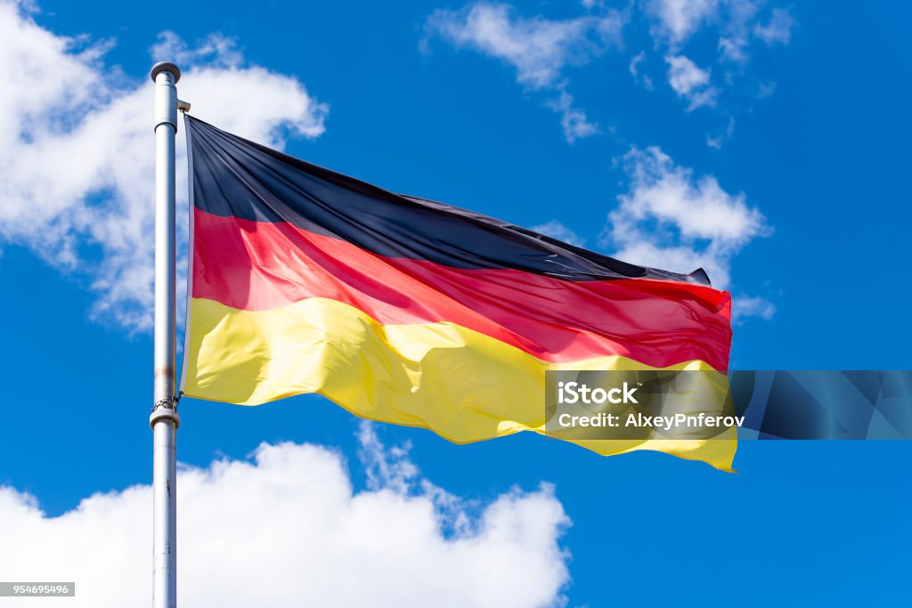 Flagge von Deutschland gegen blauen Himmel in Berlin - Lizenzfrei Berlin Stock-Foto