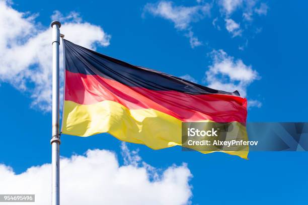 Flagge Von Deutschland Gegen Blauen Himmel In Berlin Stockfoto und mehr Bilder von Berlin