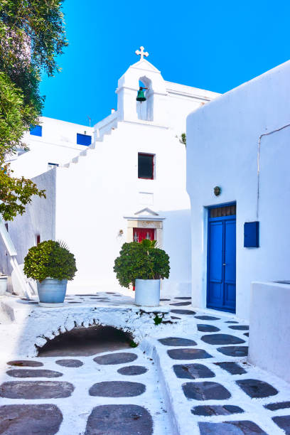 istock Small white church in Mykonos 954697002