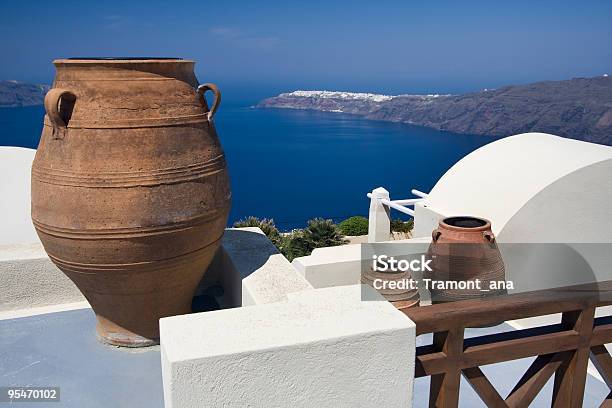 Telhado De Santorini - Fotografias de stock e mais imagens de Arquitetura - Arquitetura, Azul, Caldeira - Cratera Vulcânica