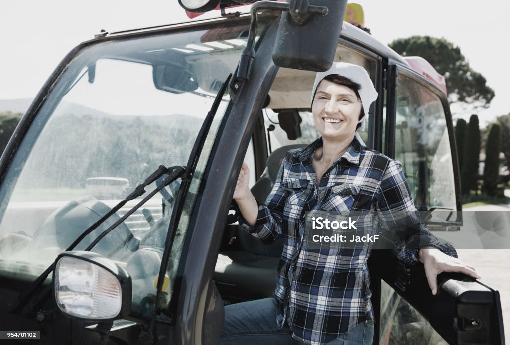 Agricultrice adulte est assis sur la voiture à le cowfarm. - Photo de Adulte libre de droits